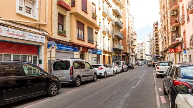 ¡Junto a Puerta del Carmen! Piso luminoso de 76 m2 con gran potencial para reformar — 33