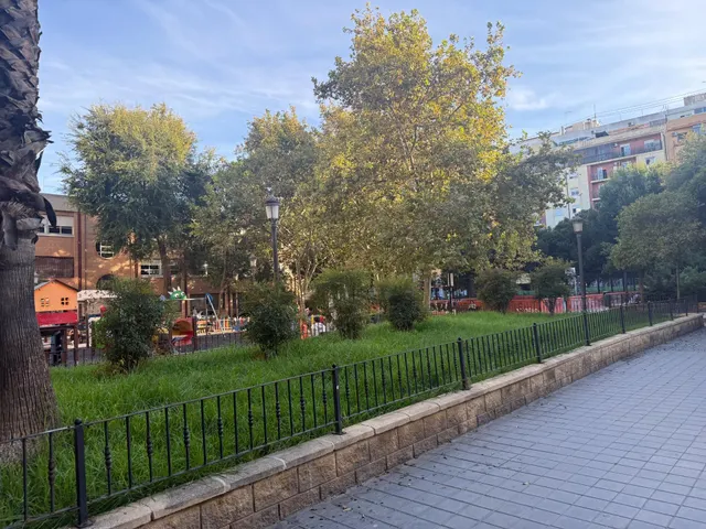 Piso en buena zona,  metro amistat, muy luminoso, a poca distancia de las universidades. — 21