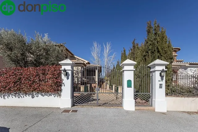 INCREÍBLE CHALET INDEPENDIENTE EN ZONA PRIVILEGIADA — 37