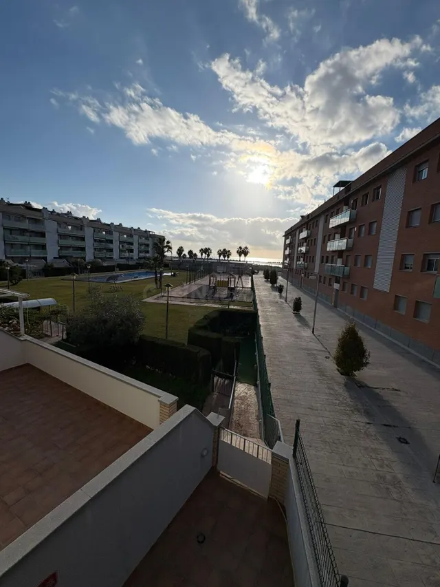Piso con vistas al mar, piscina, parking y trastero - foto 2