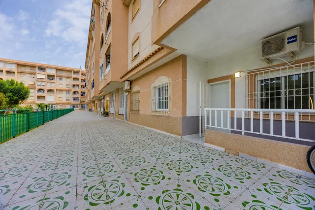 Planta baja de dos dormitorios, totalmente reformada y con piscina comunitaria — 23