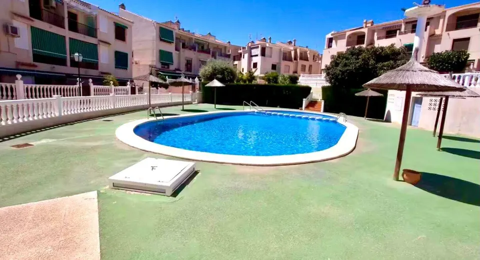 Bungalow con amplia terraza a pocos pasos de la playa y orientación Sur.
