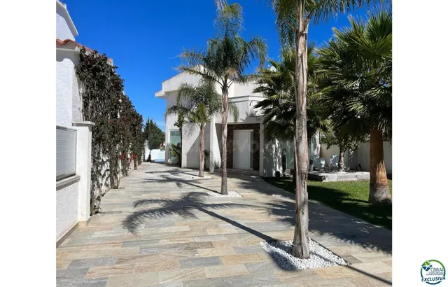 VILLA CERCA DE LA PLAYA CON AMARRE