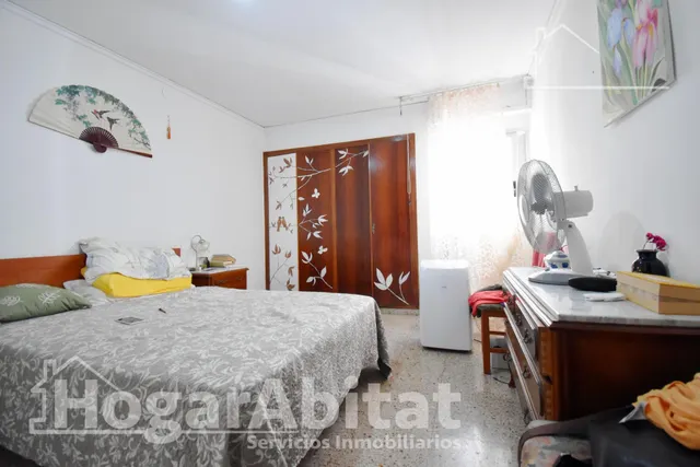 ¡4 DORMITORIOS! MUY AMPLIO CON BALCÓN EN EL CENTRO — 23