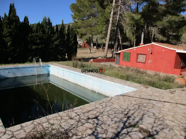 CHALET DE ORIGEN BIEN CONSERVADO CON PISCINA — 8