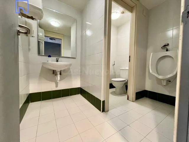 Local de 154 m2 listo para empezar actividad: 950€ / mes - foto 4
