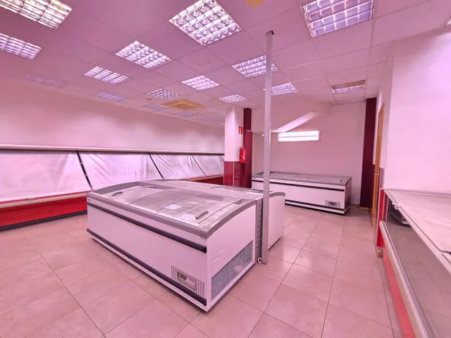 Amplio local de 176 m2 en zona comercial por excelencia situado en Av. Francesc Macià — 6