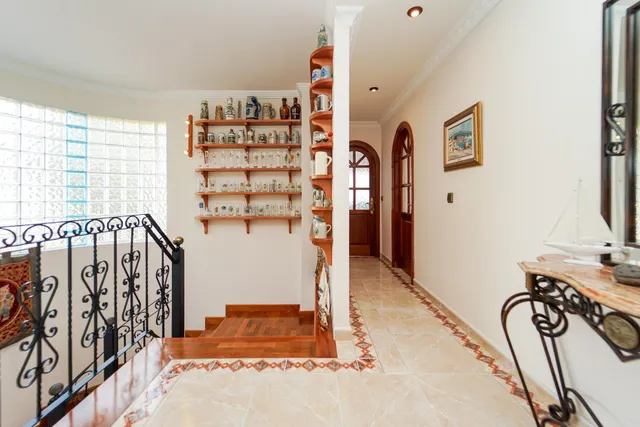 Elegante villa de 4 dormitorios en Arguineguín | Vistas panorámicas al mar, gran parcela y un potencial excepcional! — 26