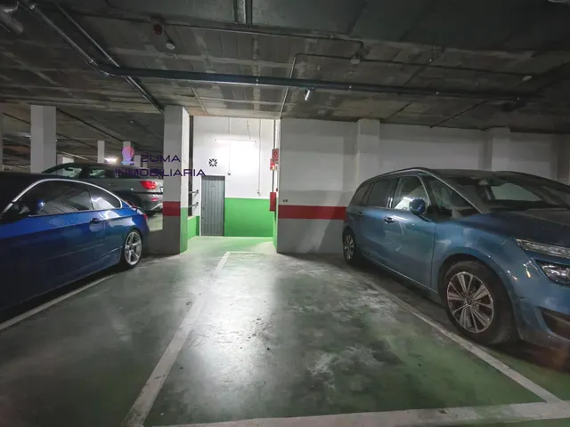 Amplio y Luminoso Piso en Carlos de Haya, Málaga. — 34