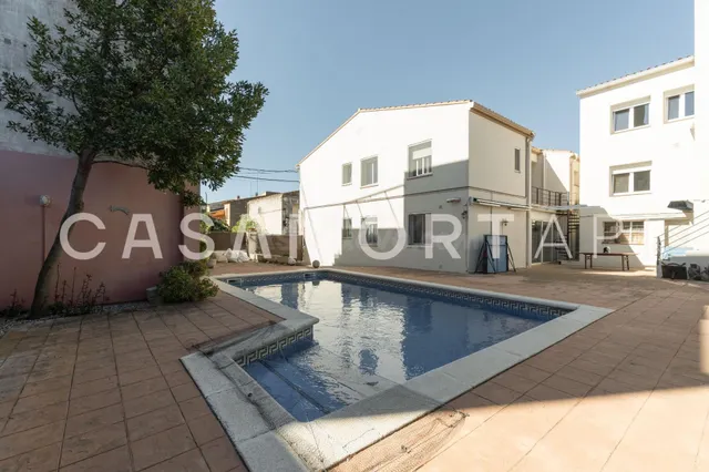 Casa en el Casco de Torroella de Montgrí con Piscina y Garaj