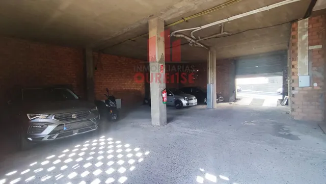AMPLIO LOCAL COMERCIAL CON POSIBILIDAD DE TRANSFORMAR EN VIVIENDAS SITUADO EN LA CARBALLEIRA. — 3
