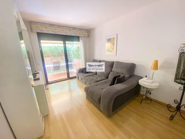 Fantastica planta baja reformada con jardín de 60m2 y parkin - foto 2