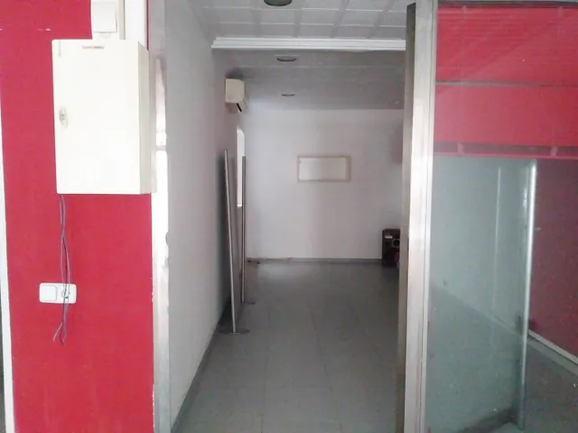 Local comercial de amplias dimensiones con ventanales de acero en zona Miguel Hernández de Alacuás — 13