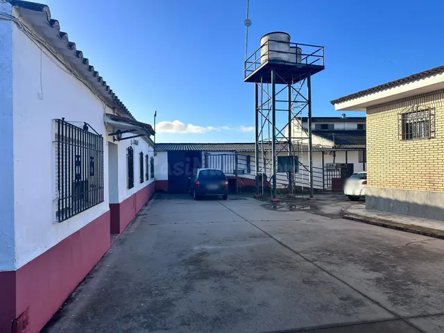 FINCA RÚSTICA HIPOTECABLE CON 2 CASAS, 2 NAVES Y TRASTEROS A - foto 4