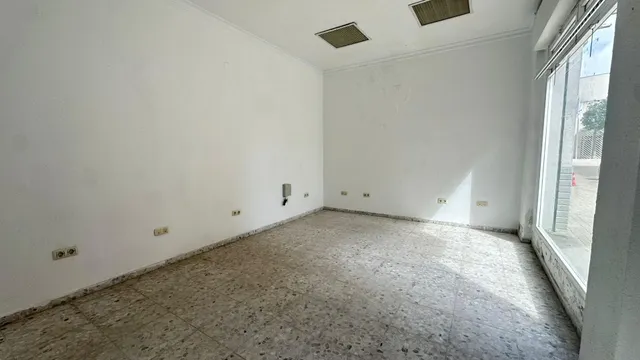 Amplio local comercial reformado en La Velada — 10
