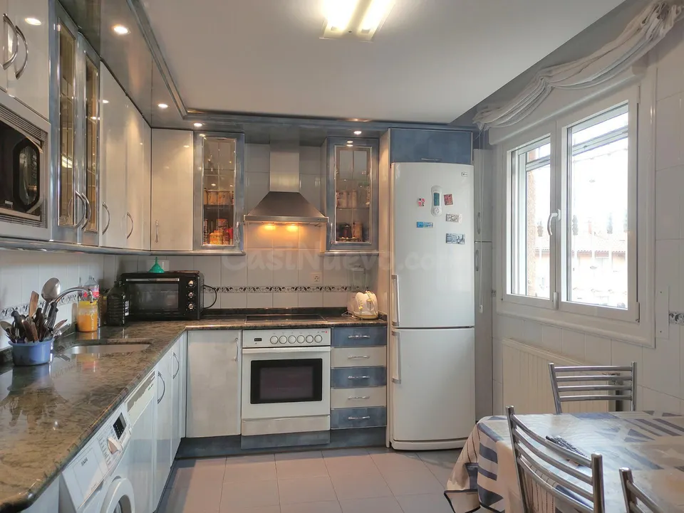 Amplio adosado de 4 dormitorios y con terraza de casi 10 m2.