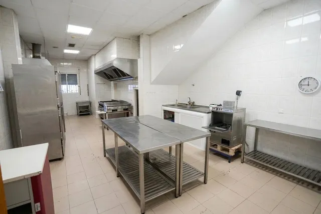 Local comercial de hostelería con gran terraza y salón de eventos en Guadiana. — 46