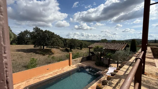 EXCLUSIVA CASA RÚSTICA CON JARDÍN, PISCINA Y VISTAS ABIERTAS — 28