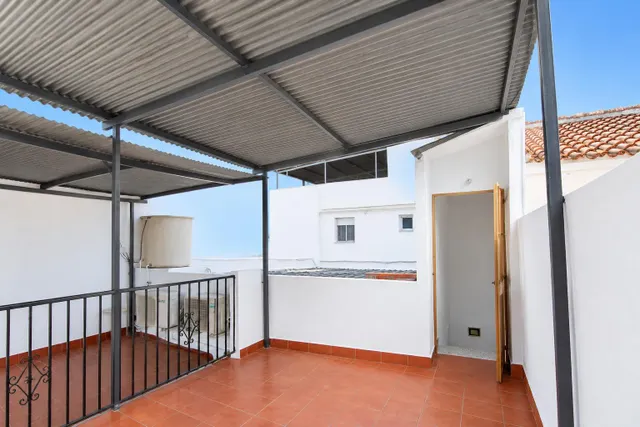 En venta casa pareada de 4 habitaciones, con patio y terraza, barriada las flores — 27