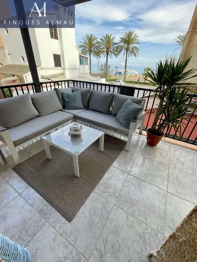 EN VENTA PISO EN PRIMERA LINEA DEL MAR - foto 2