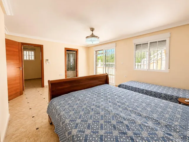 Villa independiente con piscina privada y 6 dormitorios junto a la Laguna Rosa de Torrevieja — 35