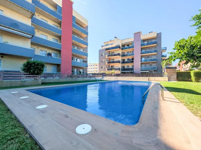 PISO EN VENTA CON JARDIN Y PISCINA EN AMPOSTA