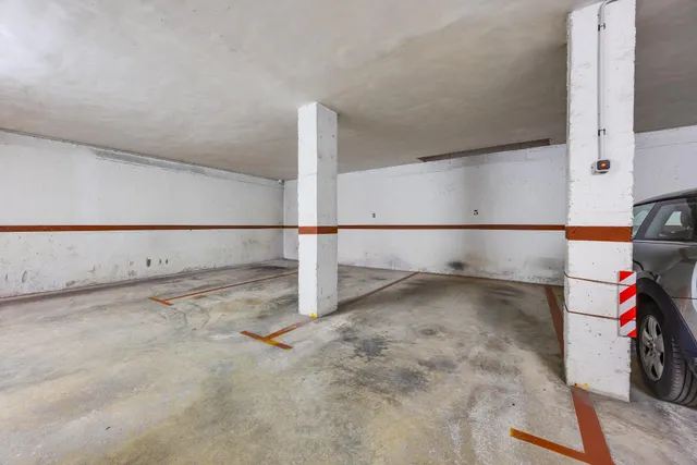 Amplio piso con 4 dormitorios, terraza y garaje en el centro de Torrevieja — 38