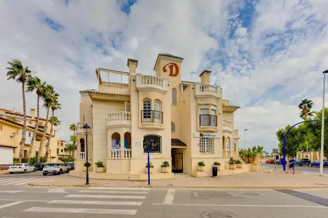 Apartamento de tres dormitorios y dos baños en residencial Duquesa Beach, primera línea de la playa de los locos — 32
