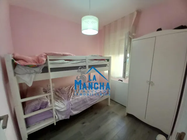INMOBILIARIA LA MANCHA VENDE CASA BAJA CON TERRAZA Y PISCINA EN MADRIGUERAS ( ALBACETE ). — 34