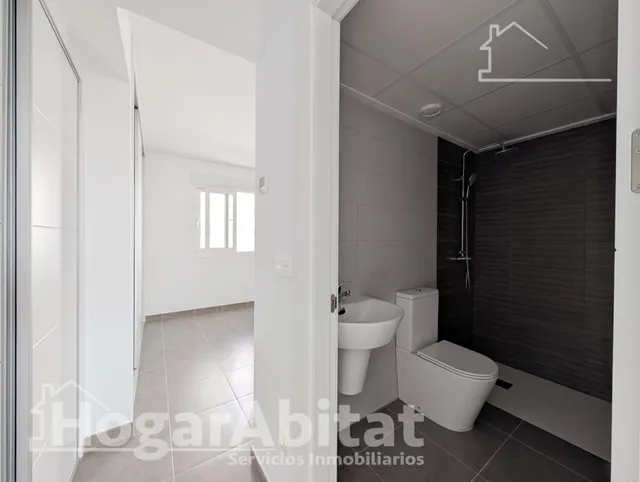 Estrena estilo de vida en este moderno adosado con gran porche, terraza, patio y piscina comunitaria — 24