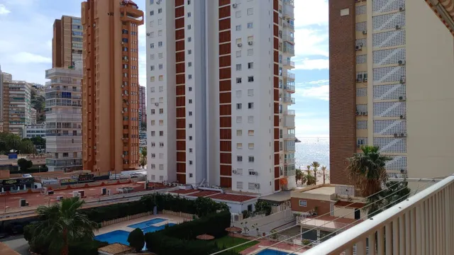 Amplio piso con vistas al mar y 4 dormitorios en 1 Línea playa Levante. — 8