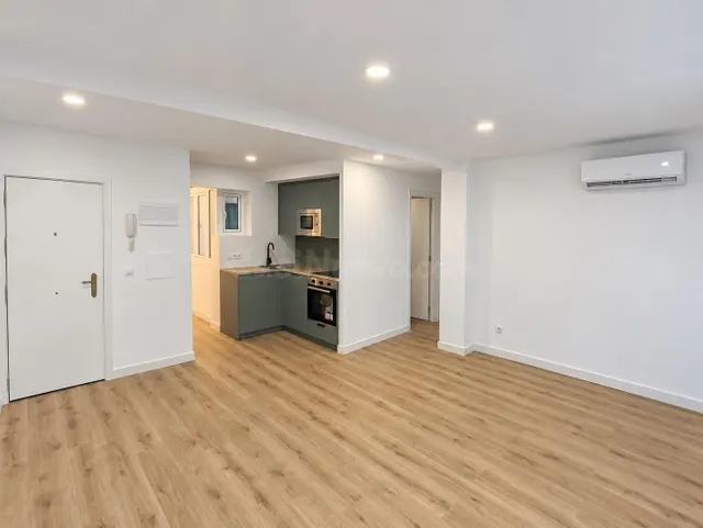 Excepcional piso reformado con terraza y orientación este - foto 2