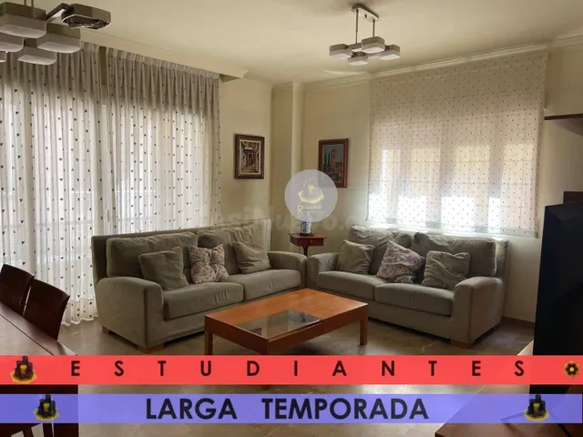 EST/ LT / Piso de CUATRO dormitorios en Centro-Sagrario Recogidas — 2