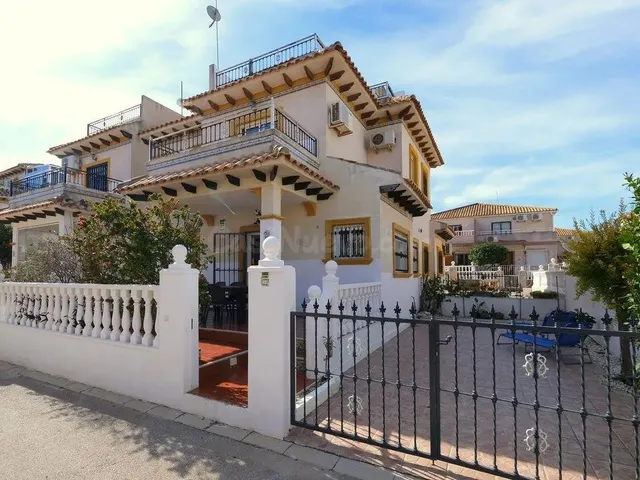 Casa adosada en Cabo Roig – Parcela espaciosa y excelente ub