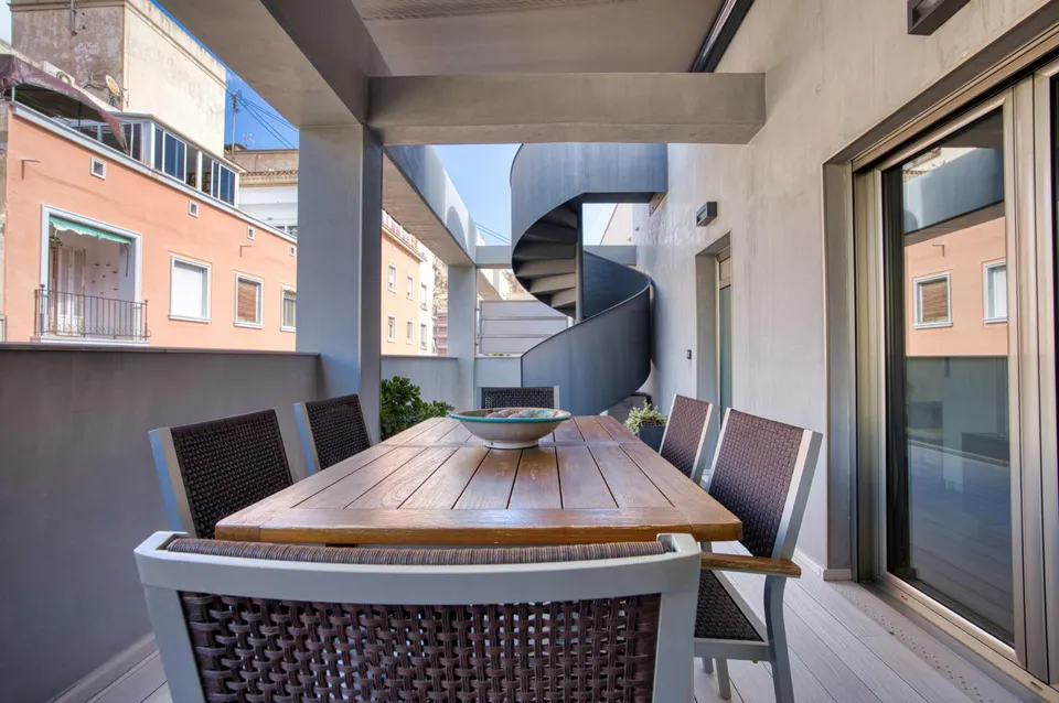 Ático con gran terraza y solárium privado en el corazón de Alicante