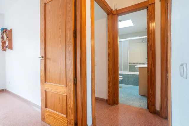Almeria - cruz de caravaca: amplio triplex - 6 habitaciones + 3 baños + 1 aseo + garaje amplio + 2 salones + 2 cocinas + solarium — 49