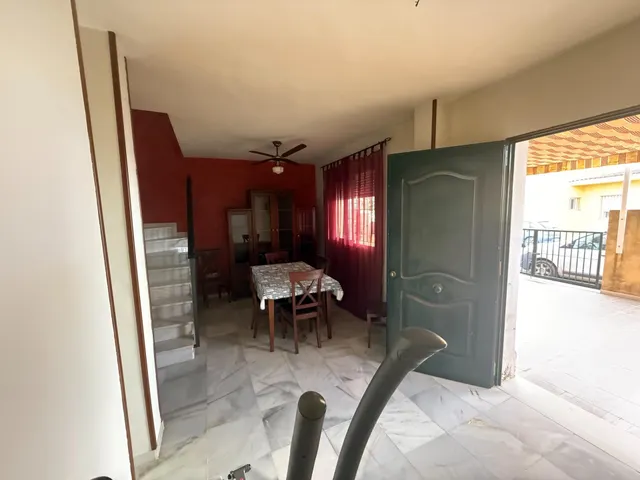Casa adosada con terraza delantera, patio y 4 dormitorios — 6