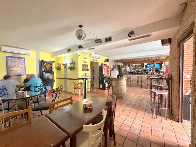 Bar reformado, con licencia de pub, San Pedro del Arroyo — 3