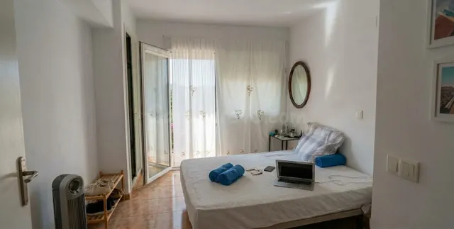 Piso esquinero de 80 m2 con balcón en el centro de Benidorm — 2