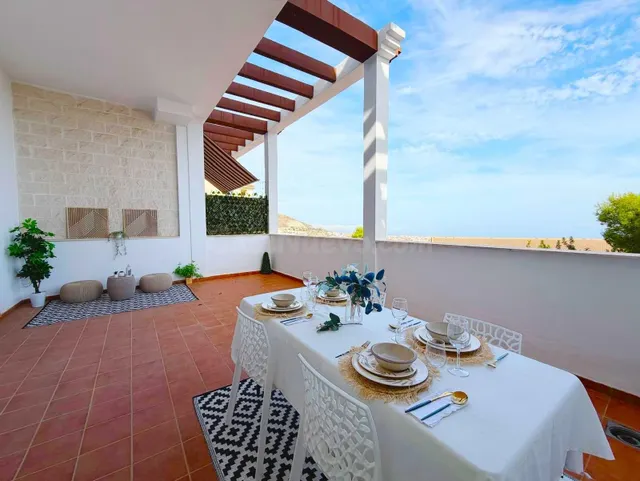Bajo elevado con gran terraza, vistas al mar y parking priva