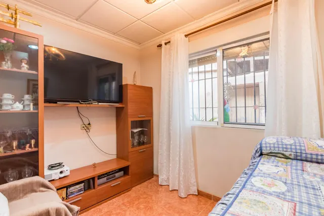 Casa con garaje, terraza y mucho potencial en los ramos — 12