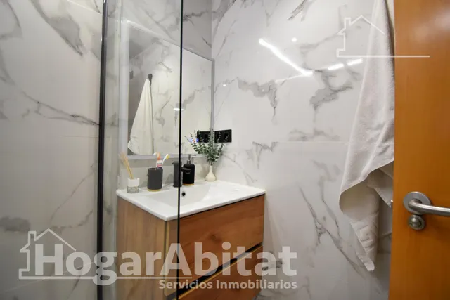 SEMINUEVO, AMPLIO Y LUMINOSO CON TERRAZA Y JACUZZI — 37