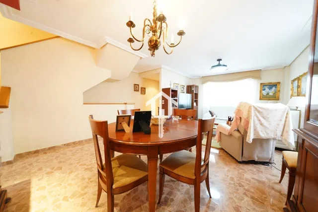 Chalet adosado con buhardilla en ciudad jardín de Alicante: garaje para 4 vehículos, terraza de 30m2 y piscina — 15