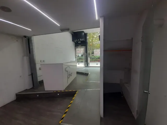 Se alquila local comercial en primera línea en Calle San Fernando de Santander. — 9