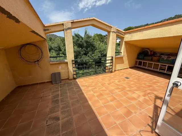 CASA DE 3 PLANTAS EN FINCA DE 1600 M2 AL PIE DE LA SIERRA DE