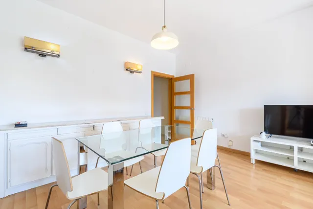 PISO ALTO CON BALCÓN/TERRAZA Y TRES PIEZAS EXTERIORES EN EL EIXAMPLE — 8