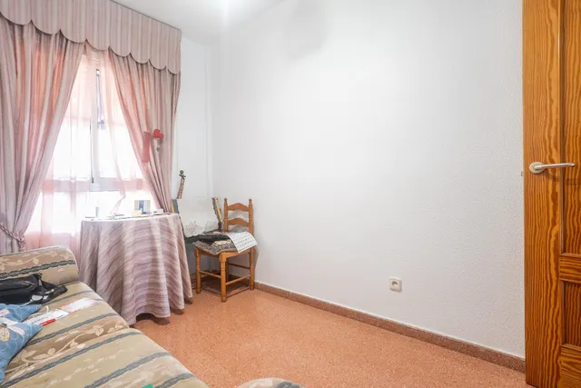 Almeria - cruz de caravaca: amplio triplex - 6 habitaciones + 3 baños + 1 aseo + garaje amplio + 2 salones + 2 cocinas + solarium — 50