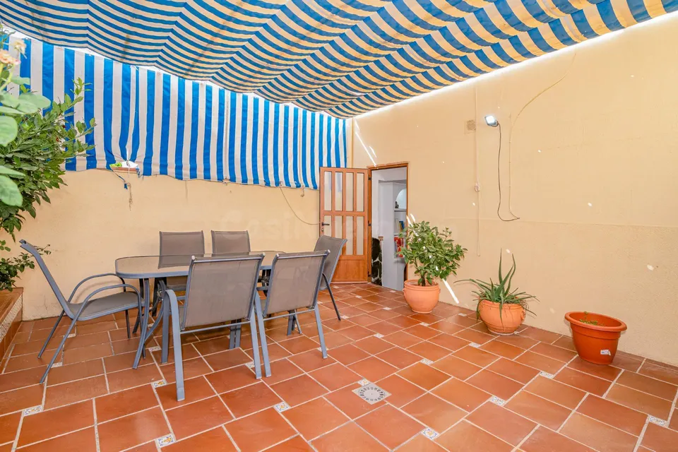 ESPECTACULAR CASA ADOSADA EN HÍJAR | AMPLITUD, PATIO Y GARAJE