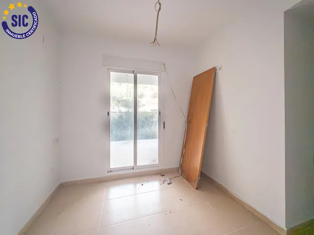 Apartamento de 2 dormitorios//bajo con jardín — 12