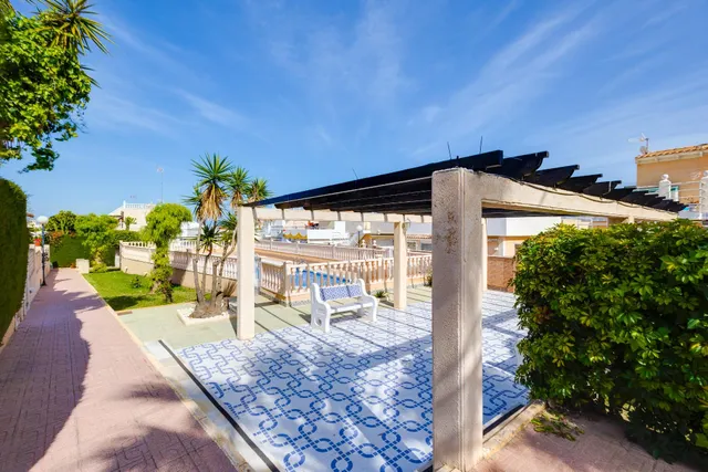 Bungalow con solárium, orientación sur y vistas a la piscina comunitaria — 28